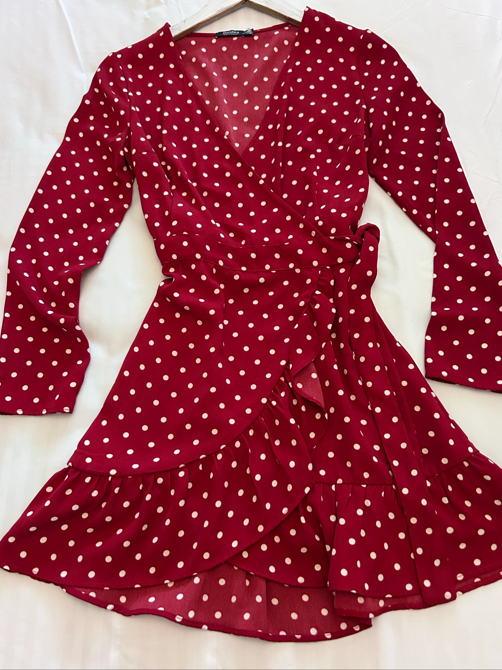 Vestido corto vintage burdeos con lunares blancos de Bershka talla S